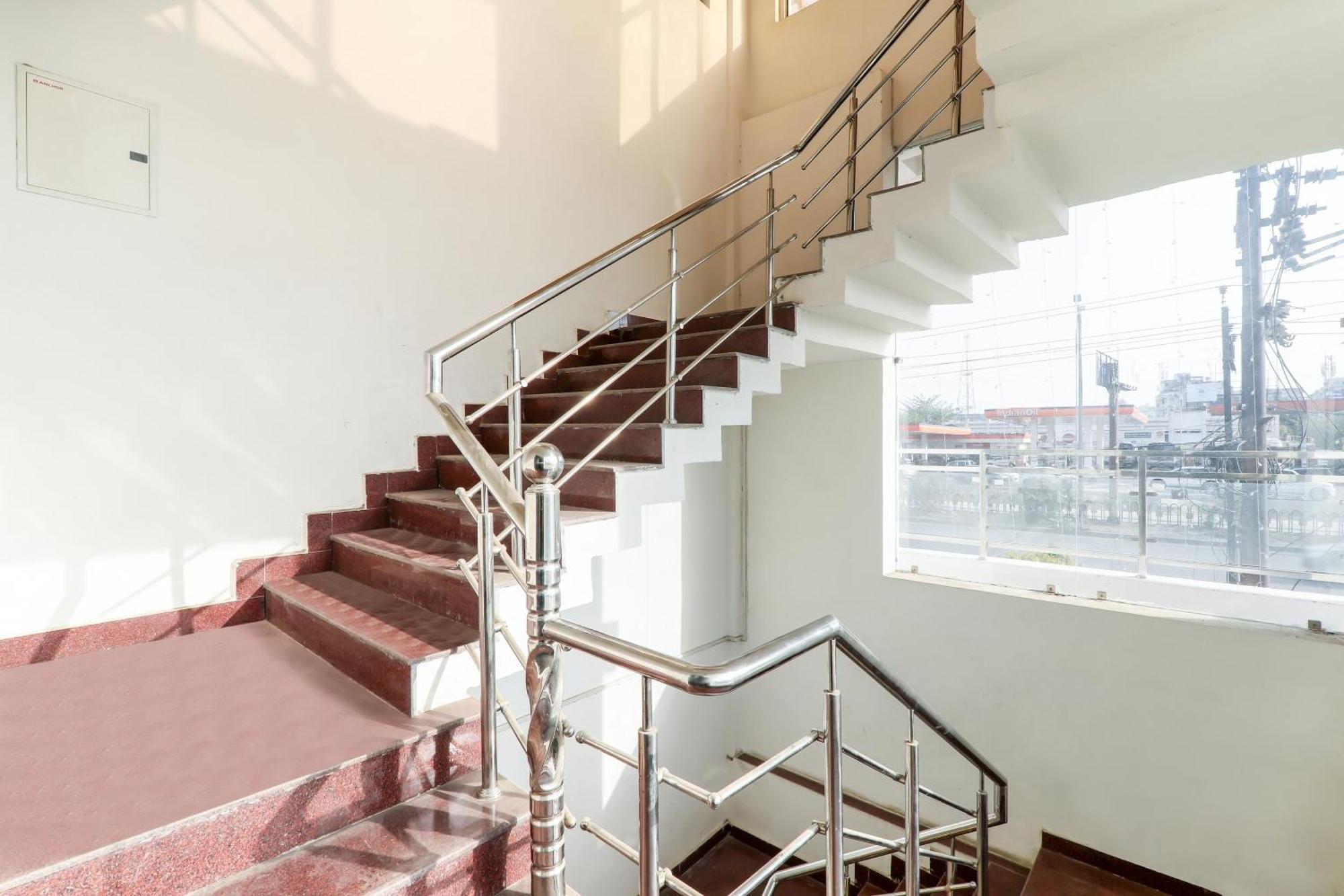Oyo Flagship Raghuvar Palace Hotel Lucknow Ngoại thất bức ảnh